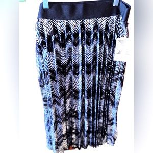 Lularoe XL black & silver chevron‎ print Jill pleated midi skirt. . Black band